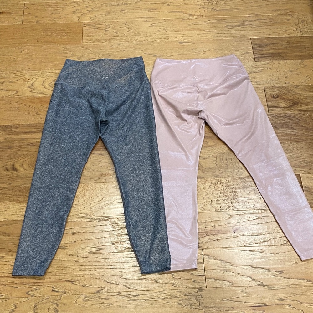 🔥Bundle🔥Beyond Yoga Shimmer Leggings - Gray and Pink size medium-Preloved - Picture 6 of 10